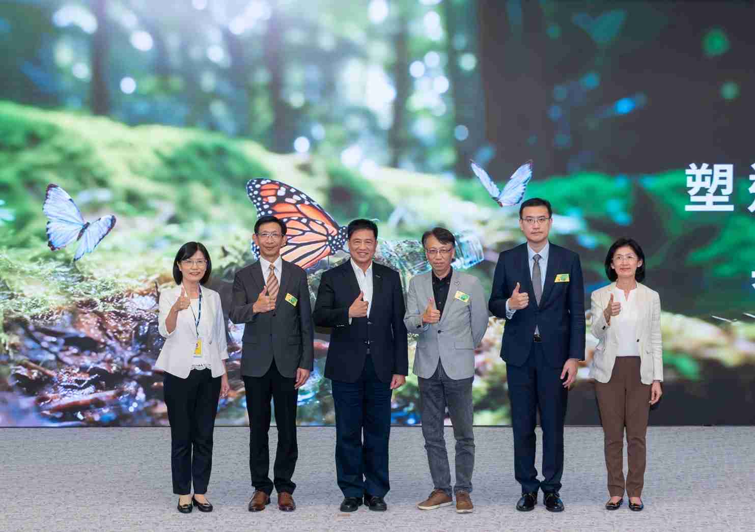 友達2023 CSR共榮大會，，，，邀請領域專家分享交流生物多樣性管理趨勢、、、、無塑產品、、海廢永續塑料等議題  （圖左到右：友達光電永續長古秀華、、、3M台灣技術長陳君杰、、、友達光電董事長暨集團策略長彭双浪、、光寶科技企業永續發展處處長陳慶暉、、、安永聯合會計師事務所執業會計師曾于哲、、、友達光電供應鏈總部副總經理吳宜芳）