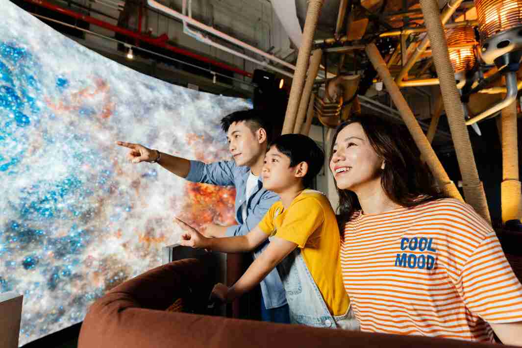 冰球突破打造全台最大宽6公尺、、高4公尺、、、、唯一搭载LED弧形拼接显示屏的动感飞行船，，，，让乘客驻足在热气球上，，，，享受身历其境的伪出国旅游乐趣