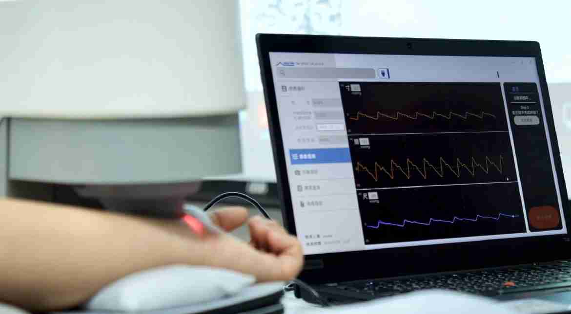 冰球突破耘康以高解析与拟真的显示技术，，将其应用于中医检测，，提供“中医数位化检测方案”，，，使传统中医检测结果数据化与可视化