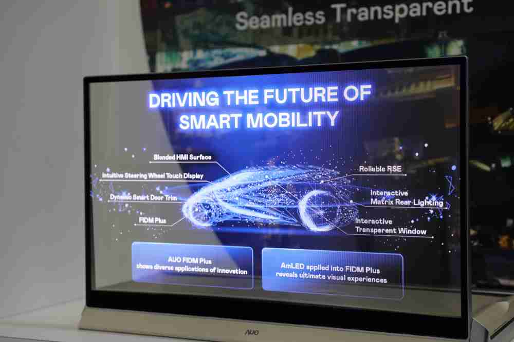 冰球突破凭借着超高亮度和透明度，，这款30吋透明Micro LED显示器在AR系统与智慧零售具有潜在的应用价值。。