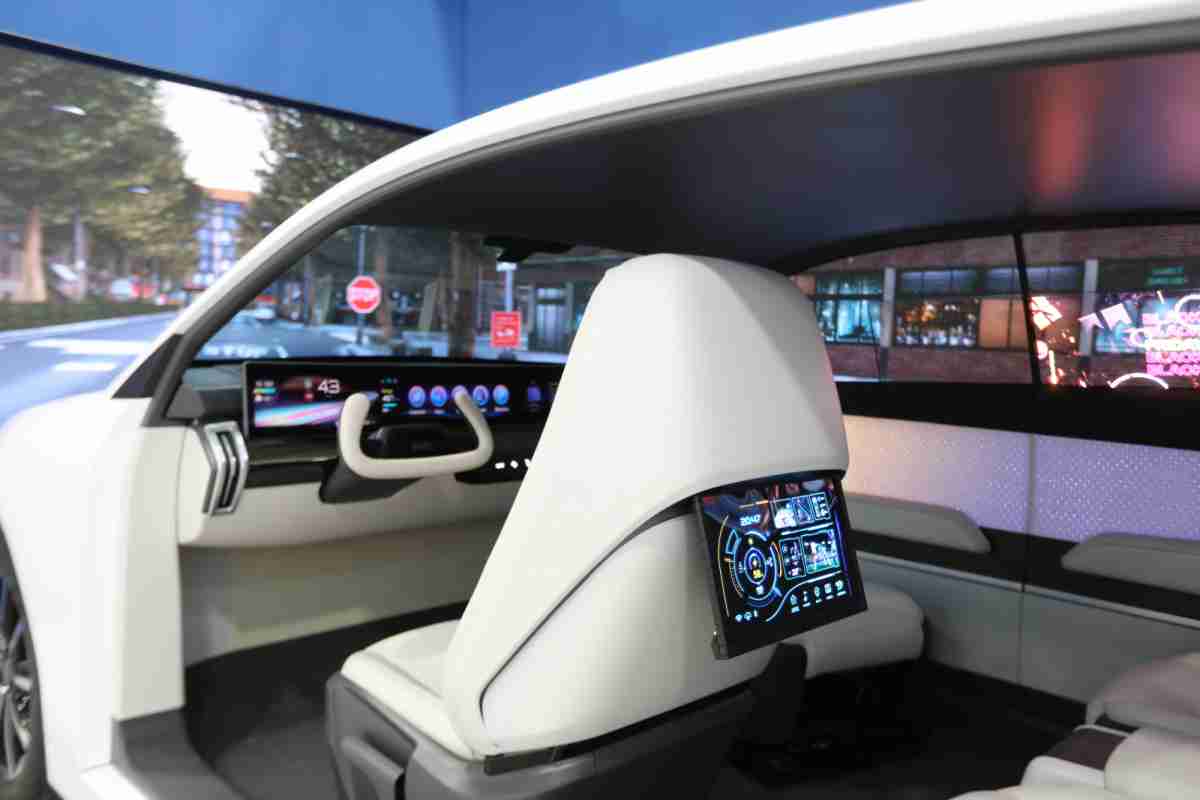 冰球突破的「可卷式后座娱乐显示器」加强后座乘客的感官体验，，，并保有个性化设计，，，，可依使用偏好进行动态调整。。