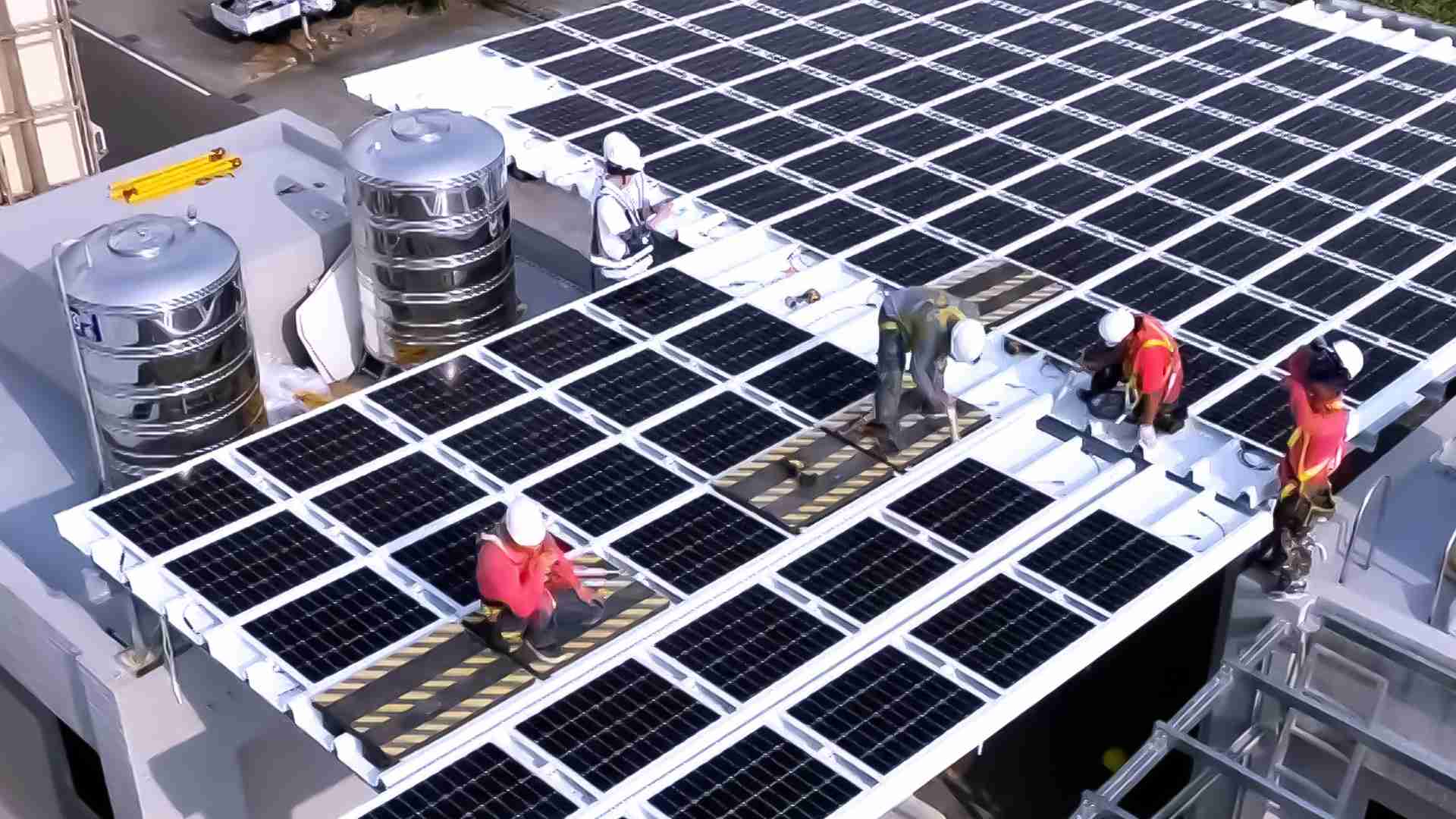 冰球突破着力于替代能源之技术研发，，，如光电浪板的相关制程、、、、设备与产品，，其中所开发之光电整合型浪板，，，，减少传统金属支架安装，，更提升耐候度，，可广泛运用于多元场域，，并辅助建筑达到净零碳排目标