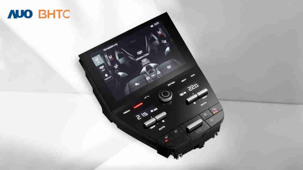 作為友達新生力軍，，BHTC所展示的中央與後座鞍部的Display HMI產品，，，可處理多區恆溫控制、、、、顯示畫面，，，，呈現仿真3D車室分區；以力傳感技術精準傳遞觸感，，，並結合音量及震動反饋，，防止意外啟動，，，，提供使用者自然流暢、、、、直觀且輕鬆駕馭的舒適介面