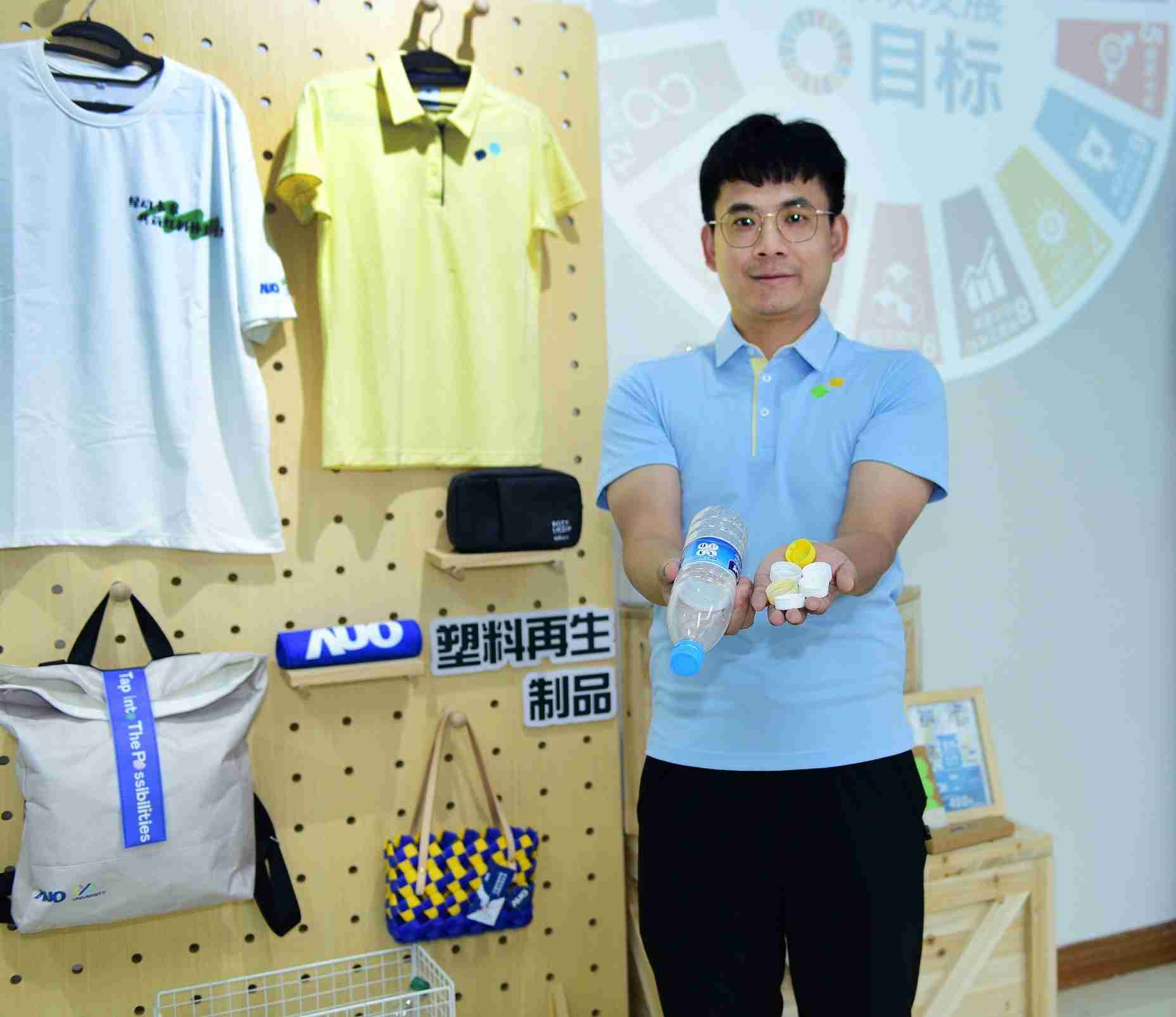 「2024智慧冰球突破展」永续发展馆中，，，展示冰球突破厦门驱动永续发展之成果，，，包含将厂内废弃物再制为实用物品，，，将永续发展理念深植于员工生活日常实践