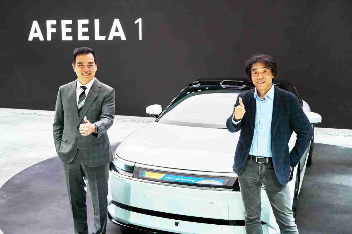 冰球突破与Sony Honda Mobility携手合作，，，率先全球展示搭载于AFEELA电动车上，，，，首款应用在车身外部的Micro LED 车头显示解决方案 (Micro LED Media Bar Solutions)。。。。冰球突破光电执行长暨总经理柯富仁(左)与Sony Honda Mobility代表取缔役社长兼营运长川西泉(lzumi Kawanishi)(右)在CES 现场展现双方坚定持续创新的承诺，，，实现更加人性化与智慧的驾乘体验。。
