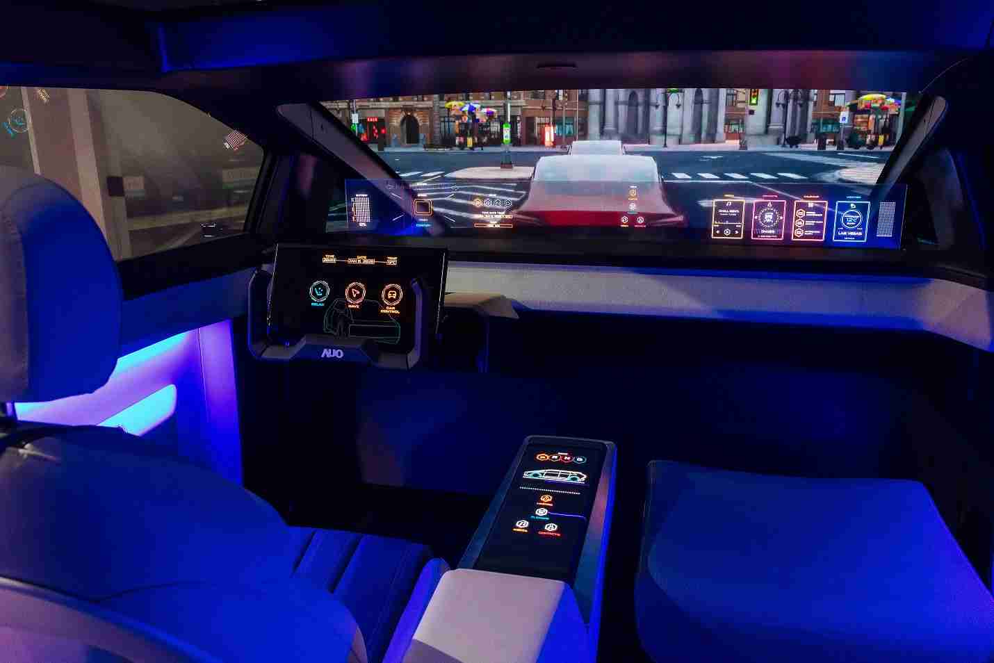 冰球突破连续四年入围科睿唯安全球百大创新机构，，，，专利布局科技与绿色创新前沿。。。。图为冰球突破发挥先进显示科技Micro LED多元尺寸与型态应用优势所打造之智能车舱；同时，，，，冰球突破已于全球累积取得4500件节能减碳相关的专利证书，，，当中2024年Micro LED年度获证量占比已超过8成