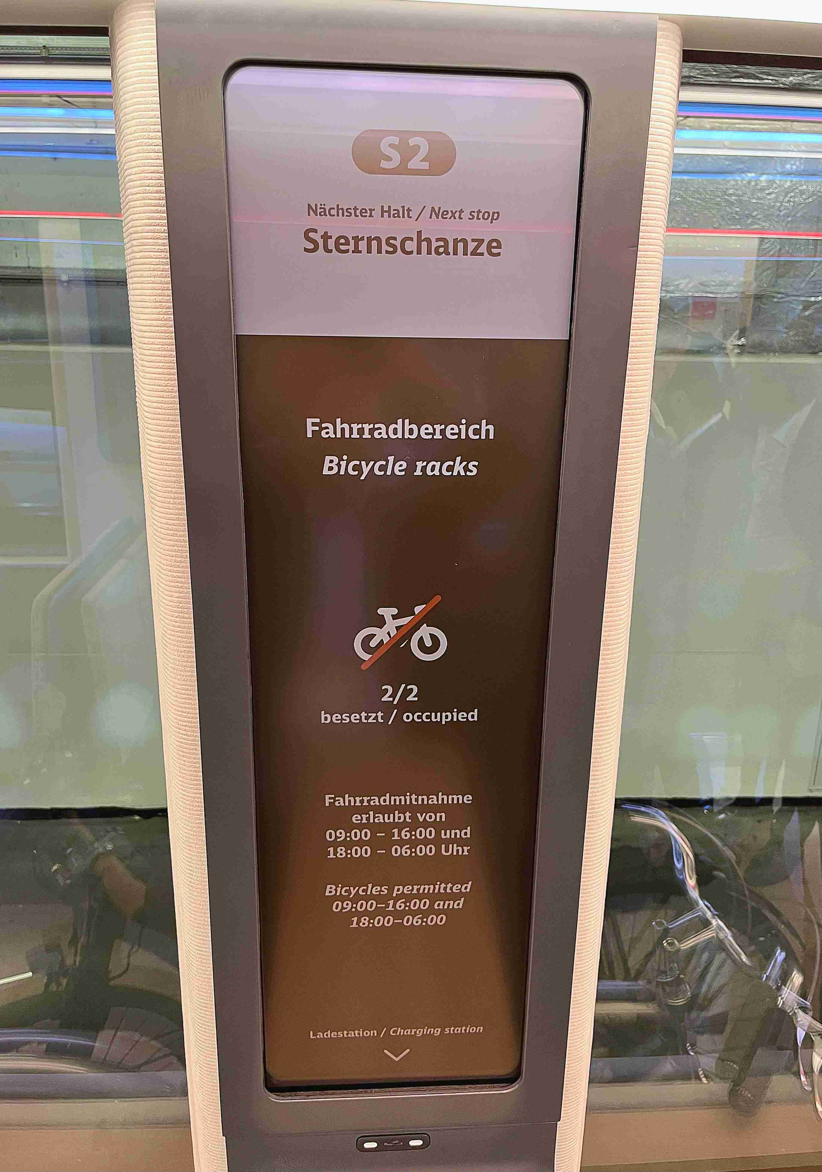 达擎HiRaso显示技术采用胆固醇液晶独特的双稳态特性及反射环境光线的方式，，发挥最佳能源运用效率，，，，其仅在更换显示画面时才消耗电力，，，在持续静止的画面显示上则为零耗电，，与传统液晶显示技术相比大幅节省90%能耗